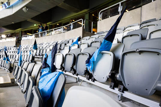 Djurgården flaggor på läktaren innan fotbollsmatchen i
