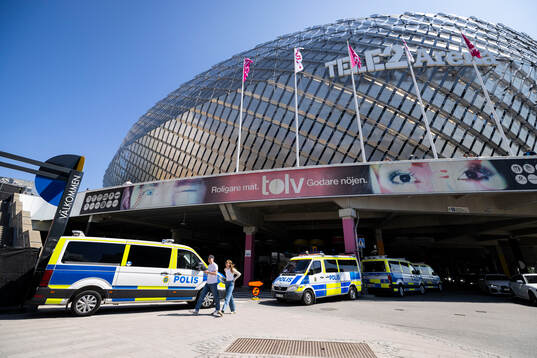Polisbilar utanför Tele2 Arena