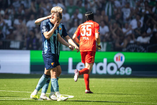 Djurgårdens Piotr Johansson lämnar planen skadad