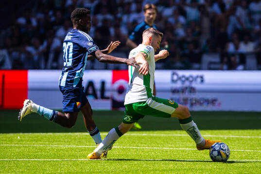 Djurgårdens Tokmac Nguen och Hammarbys Oscar Johansson