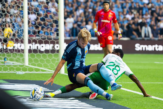 Djurgårdens Theo Bergvall och Hammarbys Bouzomana Toure