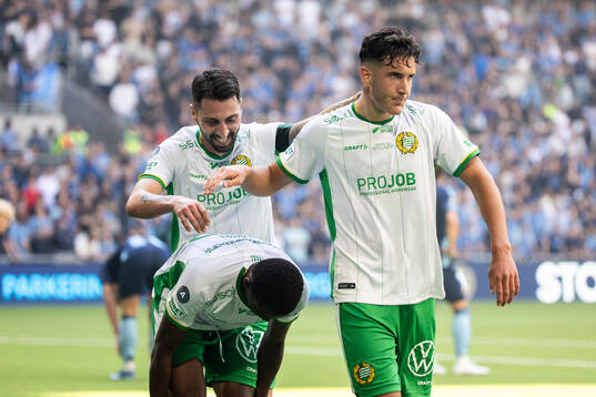 Hammarbys Nahir Besara och Deniz Gul jublar med Bouzomana