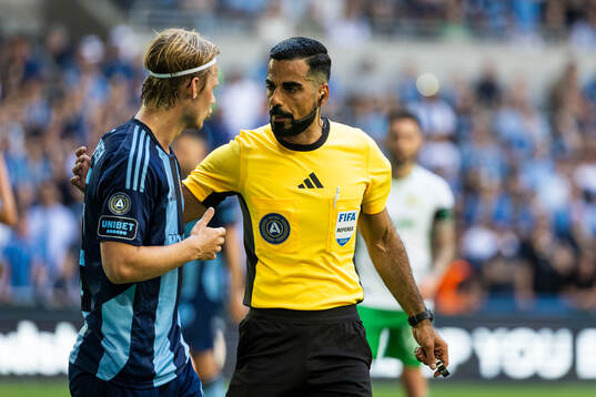 Domare Mohammed Al-Hakim och Djurgårdens Tobias Gulliksen
