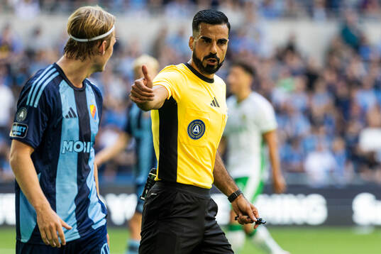 Domare Mohammed Al-Hakim och Djurgårdens Tobias Gulliksen