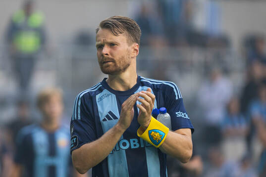 Djurgårdens Jacob Larsson tackar publiken