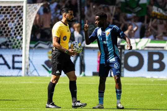 Djurgårdens Tokmac Nguen och Domare Mohammed Al-Hakim
