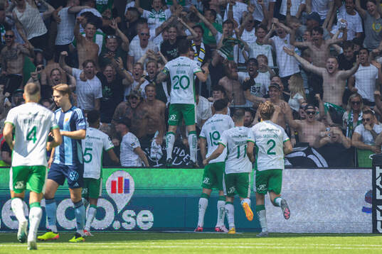 Hammarbys Nahir Besara jublar med supportrarna