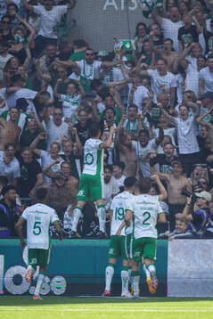 Hammarbys Nahir Besara jublar med supportrarna