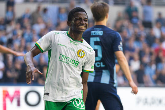 Hammarbys Bouzomana Toure som får kramp