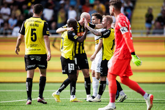 Häckens Edward Chilufya jublar med lagkamrater