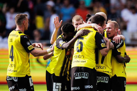Häckens Edward Chilufya jublar med lagkamrater