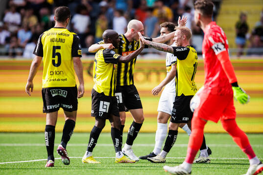 Häckens Edward Chilufya jublar med lagkamrater