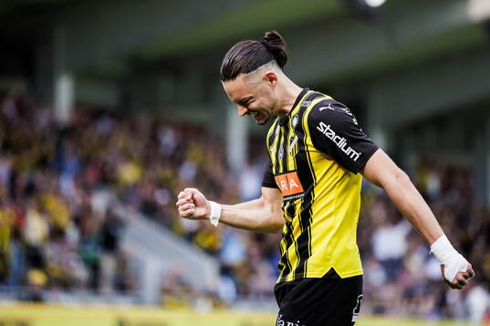 Häckens Amor Layouni jublar