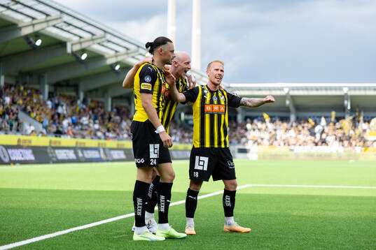 Häckens Amor Layouni jublar ihop med Valgeir Lunddal och