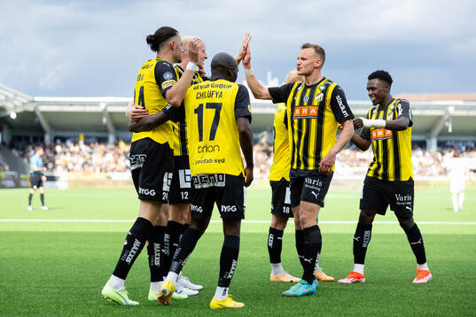 Häckens Amor Layouni jublar med lagkamrater