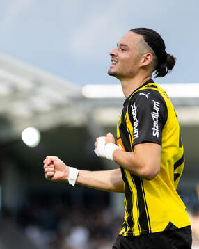 Häckens Amor Layouni jublar