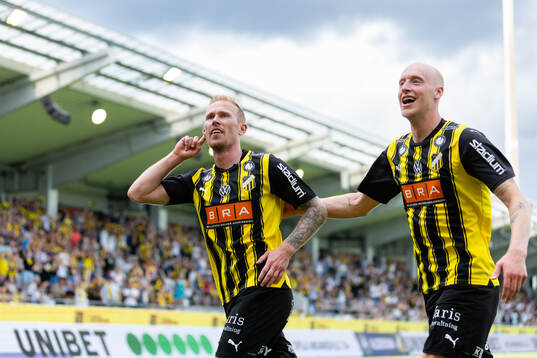 Häckens Mikkel Rygaard Jensen jublar ihop med Valgeir