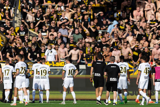 AIKs spelare deppar och tackar sina supportrar