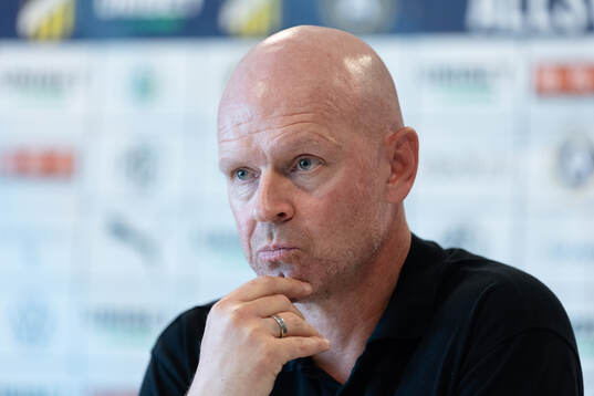 AIKs tränare Henning Berg på presskonferensen