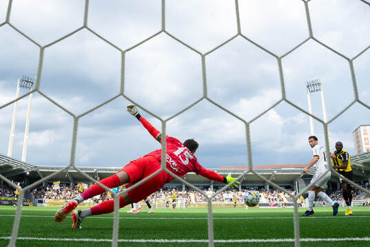 Häckens Amor Layouni skjuter 3-0 i mål bakom AIKs