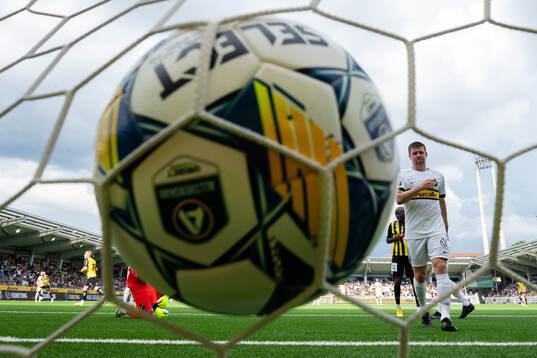 Häckens Amor Layouni skjuter 3-0 i mål bakom AIKs