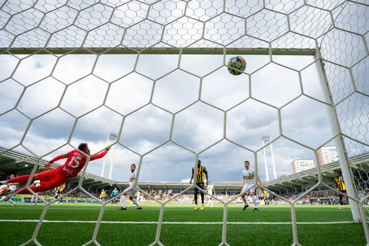Häckens Mikkel Rygaard Jensen skjuter 4-0 i må bakom AIKs