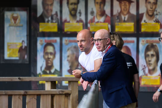 Kalmars Stefan Larsson och Kalmar FFs ordförande Anders