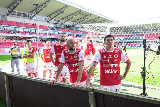 Kalmars Robert Gojani och Romario Pereira Sipiao deppar
