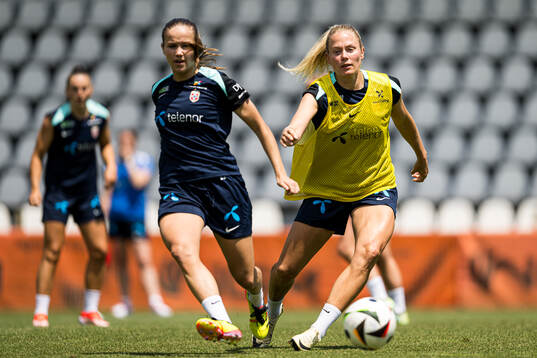 Guro Reiten and Guro Bergsvand of the Norwegian women's