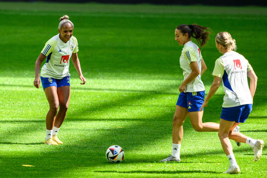 Madelen Janogy and Rusul Rosa Kafaji of the Swedish women's