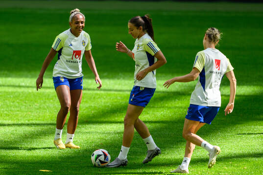 Madelen Janogy and Rusul Rosa Kafaji of the Swedish women's