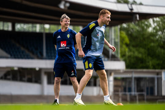 Head coach Jon Dahl Tomasson and Dejan Kulusevski of the