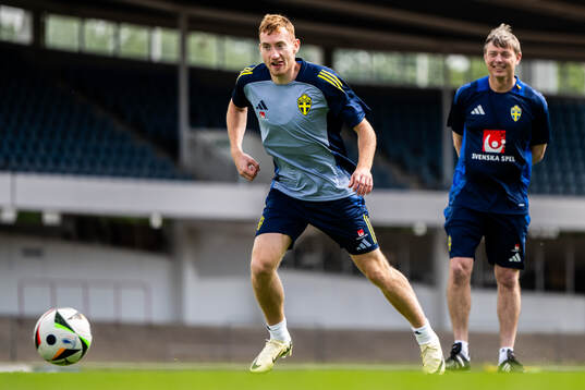 Dejan Kulusevski and head coach Jon Dahl Tomasson of the