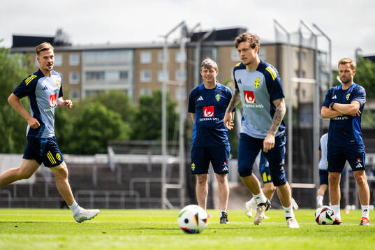 Simon Olsson, head coach Jon Dahl Tomasson, Victor Nilsson