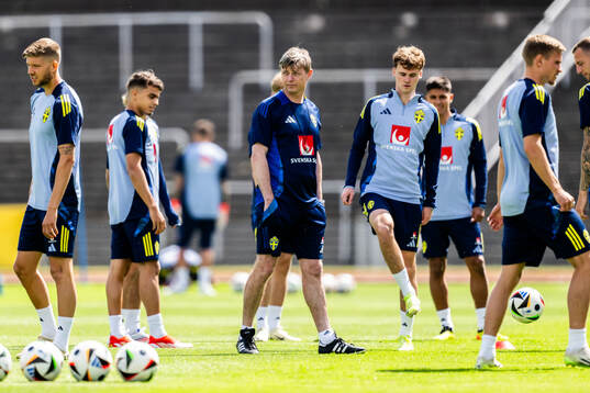 Anton Salétros, Yasin Ayari, head coach Jon Dahl Tomasson