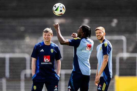 Head coach Jon Dahl Tomasson, Anthony Elanga and Anton