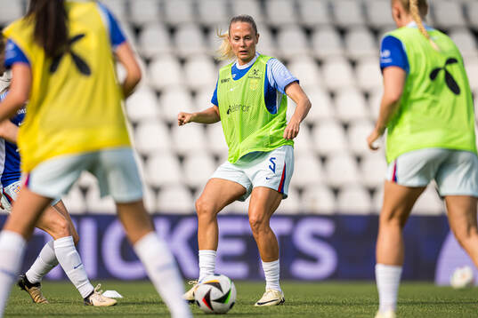 Guro Bergsvand of Norway warms up
