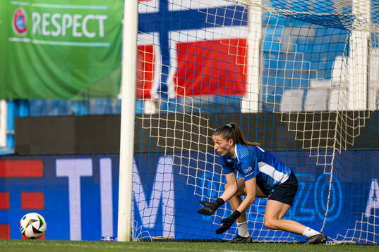 Cecilie Fiskerstrand of Norway warms up