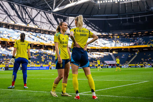 Matilda Vinberg and Sofia Jakobsson of Sweden, with a warm