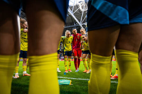 Hanna Lundkvist, goalkeeper Zecira Musovic, Fridolina