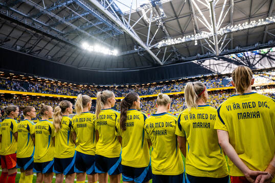 Players of Sweden ,with a shirt dedicated to team manager