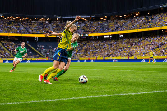 Hanna Lundkvist of Sweden and Ruesha Littlejohn of Republic
