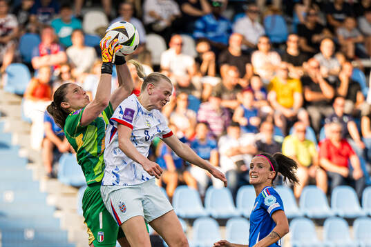 Laura Giuliani of Italy and Karina Sævik of Norway