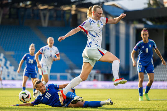 Giulia Dragoni of Italy and Karina Sævik of Norway