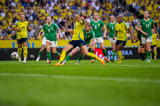 Fridolina Rolfö of Sweden and Aoife Mannion of Republic of
