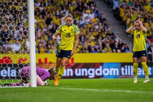 Fridolina Rolfö of Sweden and goalkeeper Courtney Brosnan