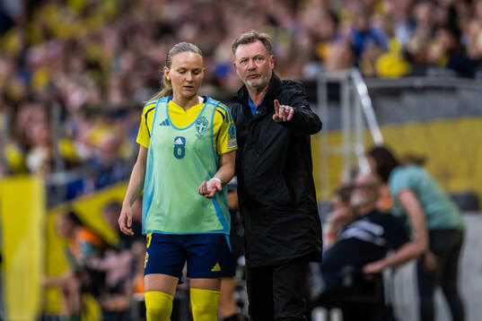 Matilda Vinberg and head coach Peter Gerhardsson of Sweden