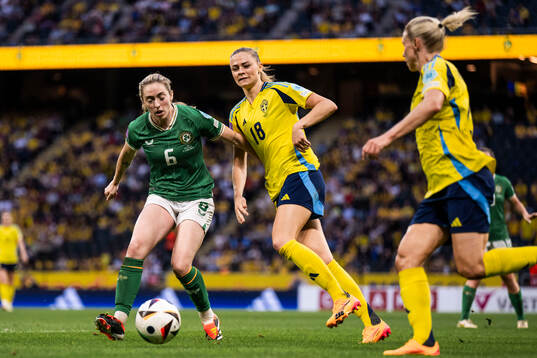 Megan Connolly of Republic of Ireland and Fridolina Rolfö