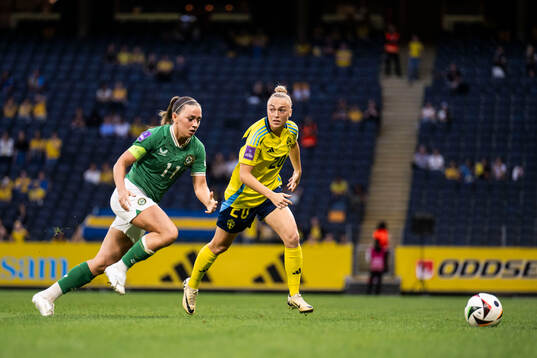 Katie McCabe of Republic of Ireland and Hanna Bennison of