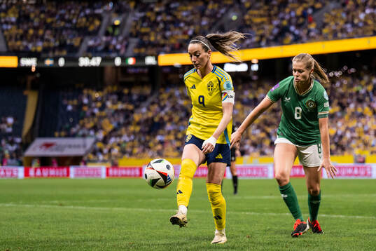 Kosovare Asllani of Sweden and Ruesha Littlejohn of